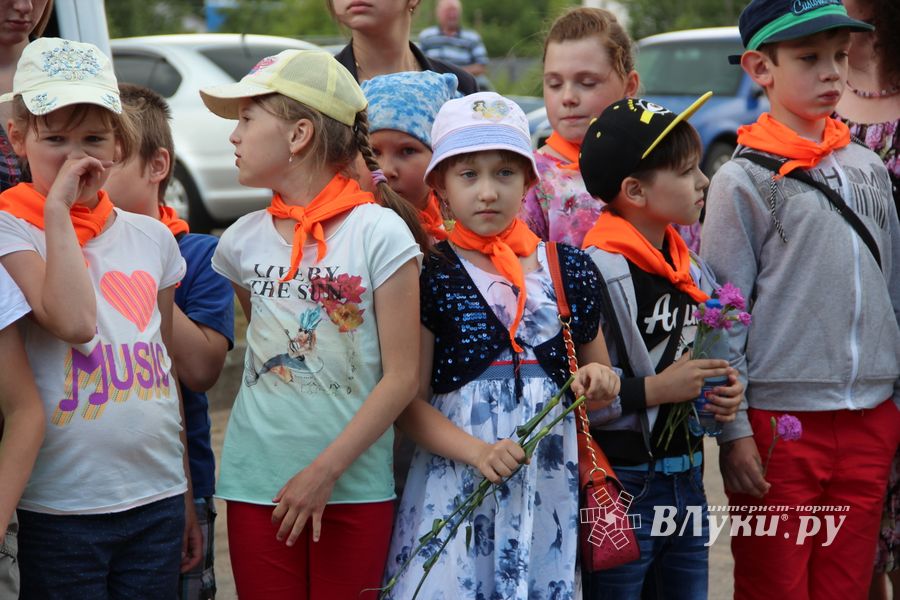 В Великих Луках проходит День памяти и скорби (ФОТО)