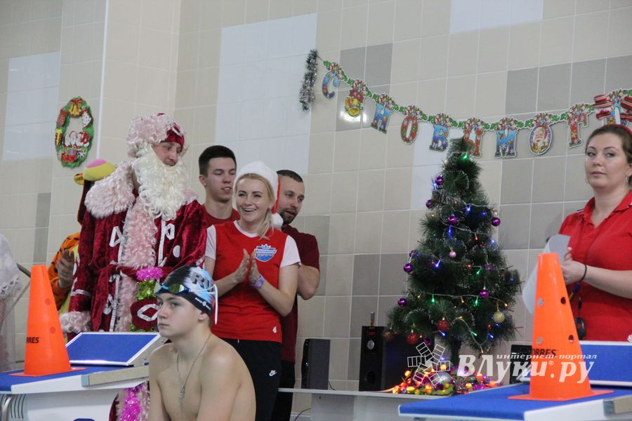 Соревнования по плаванию на призы Деда Мороза прошли в Великих Луках (ФОТО)