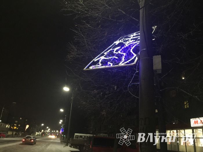 Великолукских белок не выдерживают уличные столбы (ФОТО)