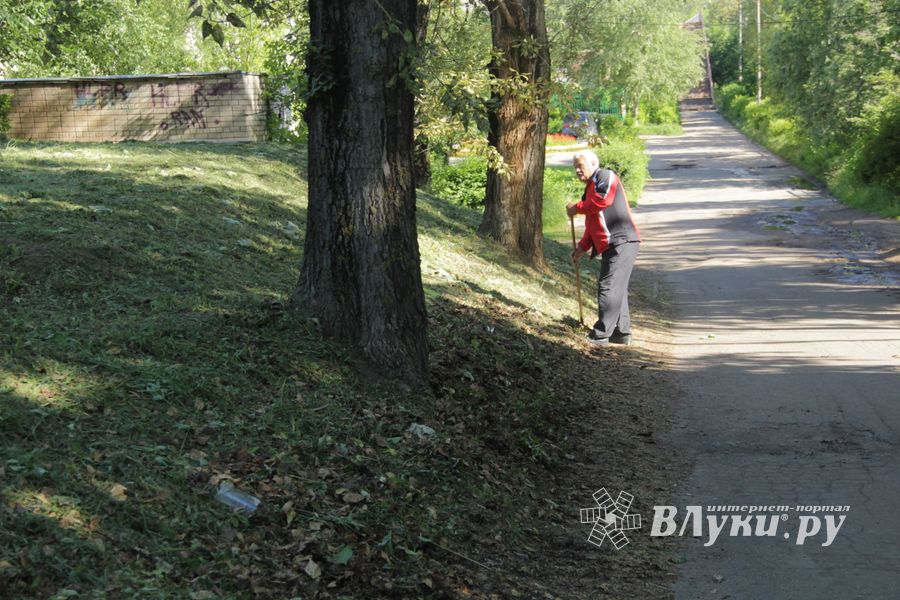 В Великих Луках убрали территорию у памятного знака рабочим ЛРЗ (ФОТО)