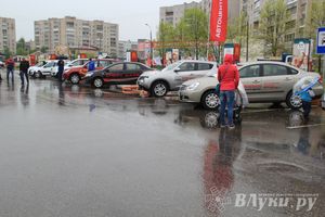 В Великих Луках прошла «Весенняя автоярмарка Великие Луки — 2015» (фото)