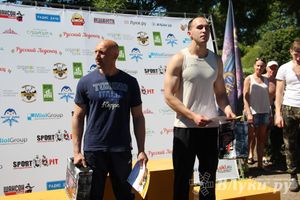 В Великих Луках состояли соревнования по подтягиванию на турнике (фото)