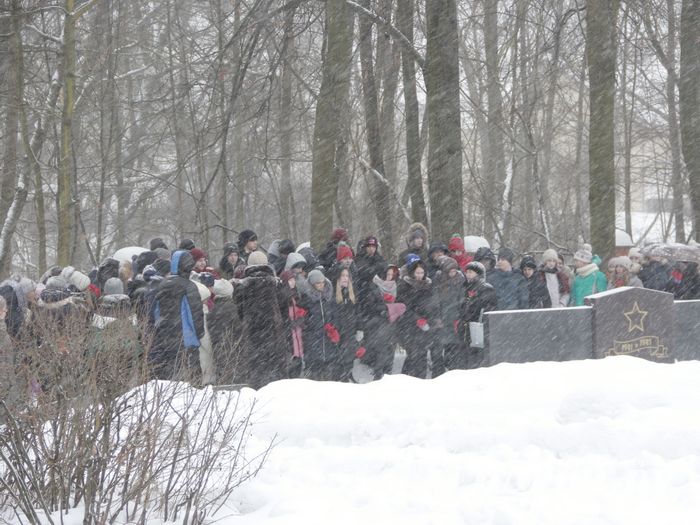 Великолучане возложили цветы на братском мемориальном захоронении (ФОТО)