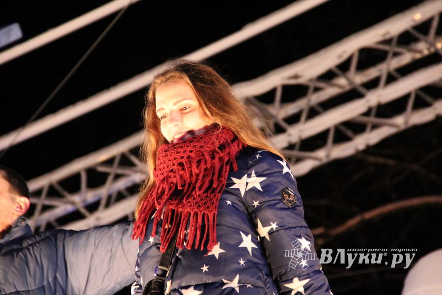 В Великих Луках зажгли Ёлку (ФОТО)