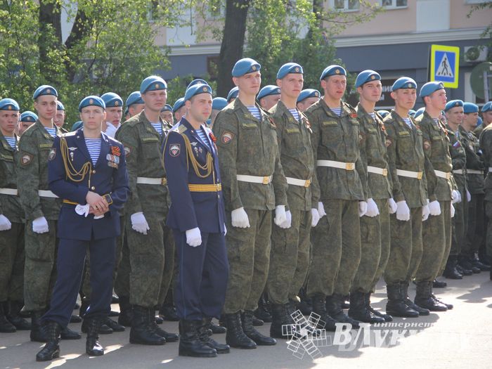 Парад Победы в Великих Луках (фото)