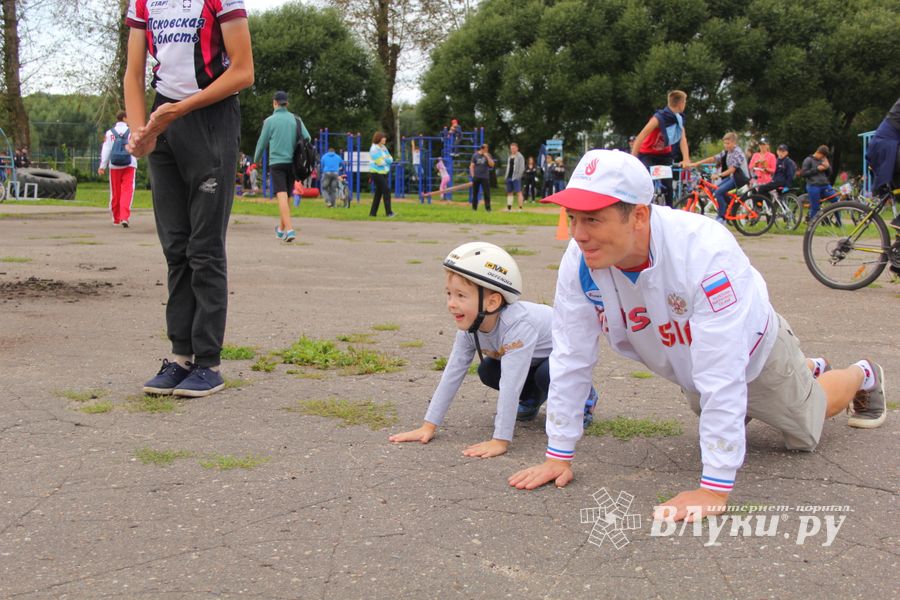 В Великих Луках прошёл Велопарад (ФОТО)