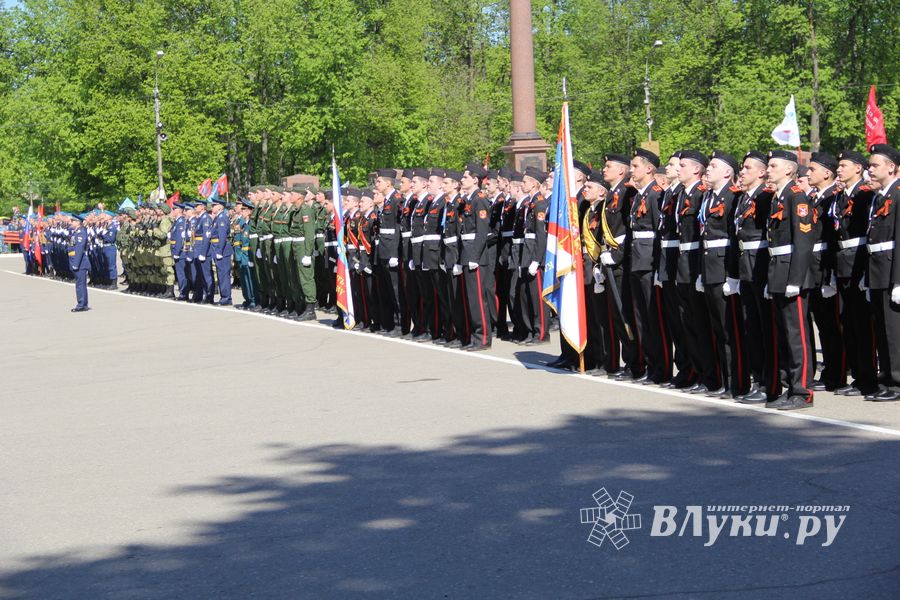 Парад в честь Дня Победы прошел в Великих Луках (ФОТО)