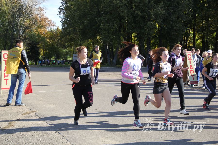 Легкоатлетический осенний кросс прошел в Великих Луках (фоторепортаж)