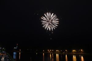 В Великих Луках прогремел праздничный салют в честь Дня Победы (ФОТО)