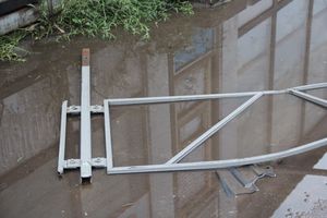 В Великих Луках автомобиль протаранил ограждение и «припарковался» на остановке (ФОТО)