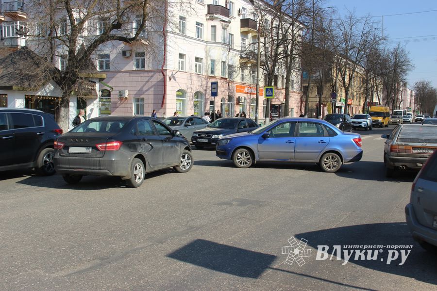 В Великих Луках произошло ДТП (ФОТО)