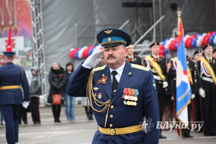 В Великих Луках прошел Парад Победы (ФОТО)
