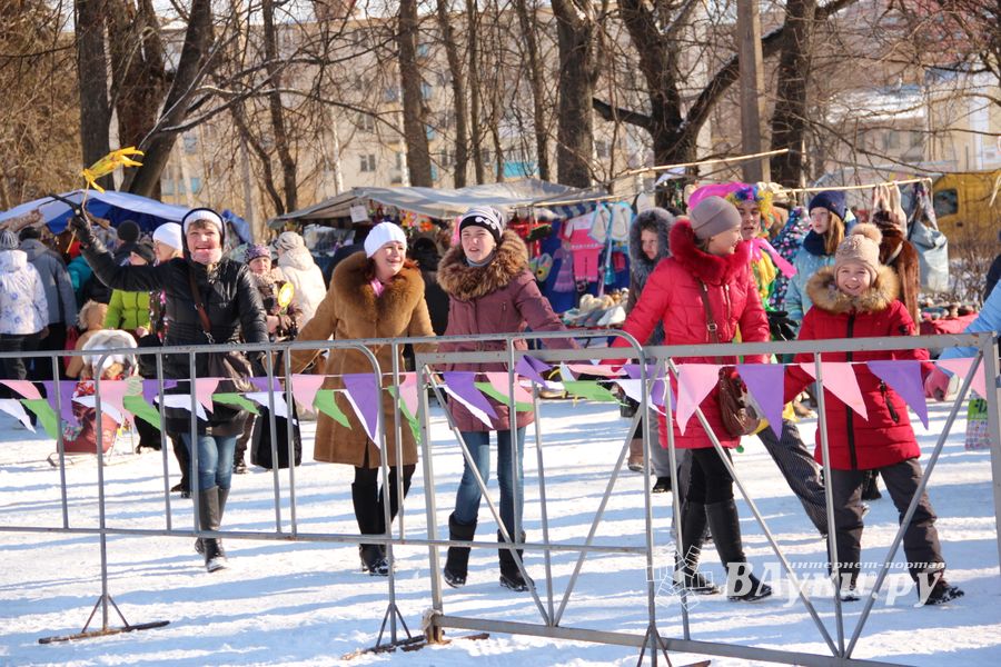 Широко отметили Масленицу в Великих Луках (ФОТО)