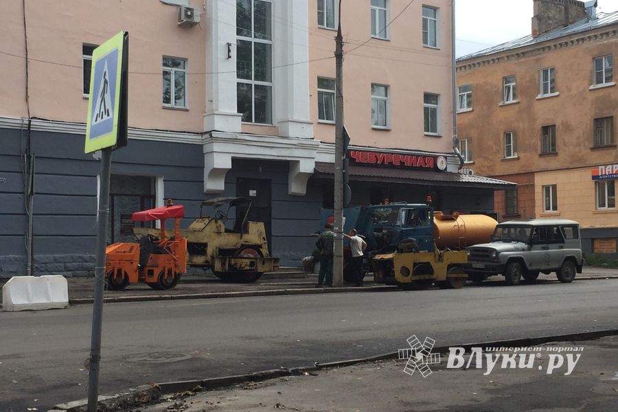 На ул. Некрасова в Великих Луках появился новый асфальт, на здании городской администрации — штукатурка (ФОТО)
