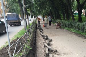 На Октябрьском в Великих Луках обновляют тротуар (ФОТО)