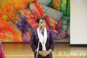 100 будущих первоклассников Великих Лук получили в подарок рюкзаки и школьные принадлежности