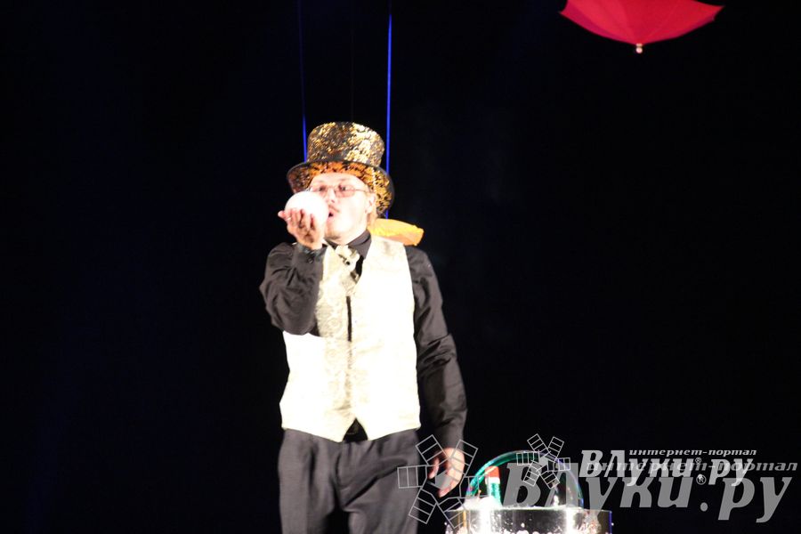 Шоу магических зонтиков и мыльных пузырей увидели юные великолучане