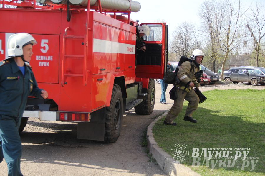 В Великих Луках прошли соревнования пожарных расчетов