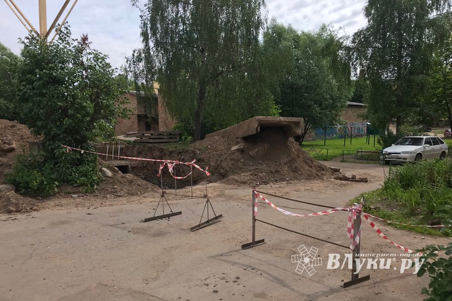 В Великих Луках «вскрывают» дворы (ФОТО)