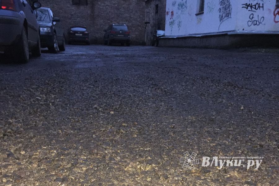 В Великих Луках возле детской поликлиники засыпали ямы (фото)