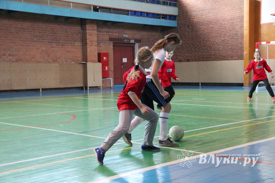 В Великих Луках прошел областной этап по мини-футболу среди девочек (фото)