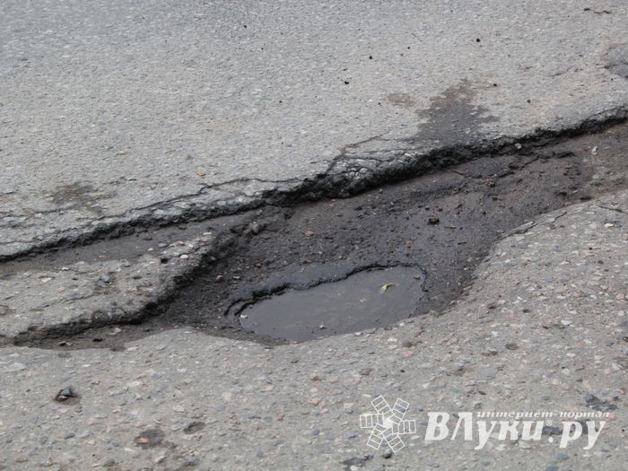 В Великих Луках начался ямочный ремонт на ул. Нелидовской (ФОТО)