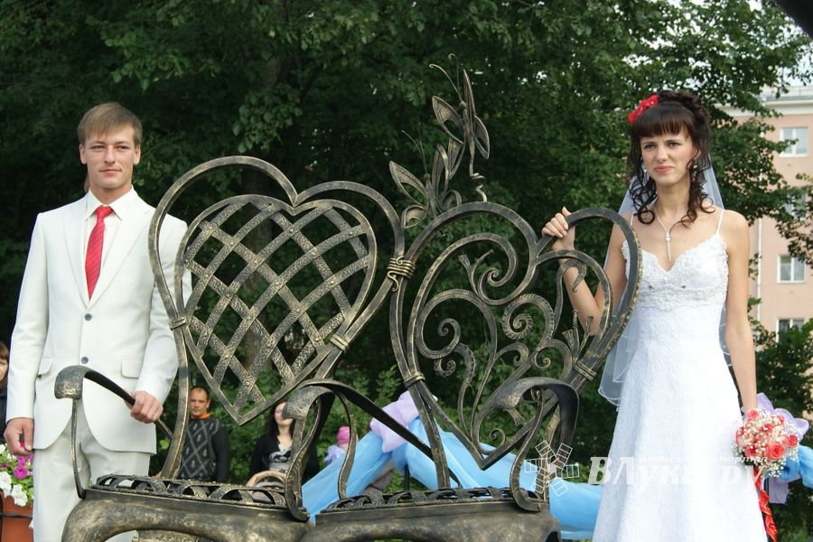 Торжественное открытие парковой скульптуры «Кресло влюбленных»