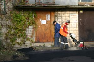 Глава администрации проследил за ходом ремонта дворовых территорий