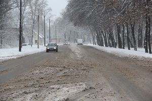 С первым снегопадом вас, коммунальщики Великих Лук!