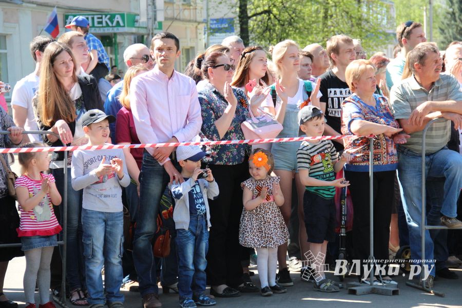 В Великих Луках прошел Парад Победы (ФОТО)