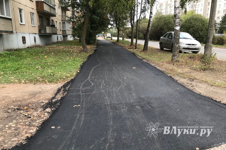 В Великих Луках на ул. Вокзальной ремонтируют тротуар (ФОТО)