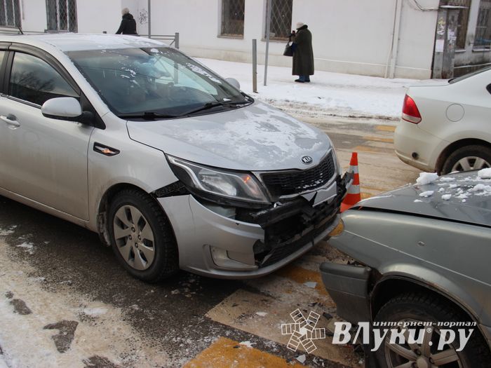 Лобовое ДТП на улице Печорской в Великих Луках (ФОТО)