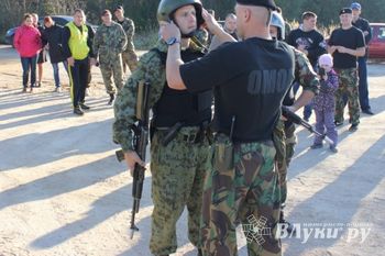 В Псковской области бойцы ОМОН сдавали экзамен на черный берет (фото)