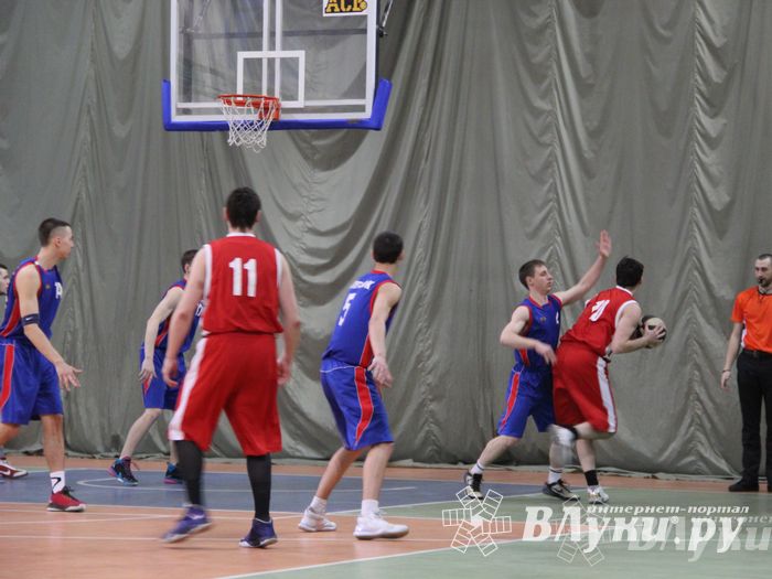 В Великих Луках проходит Открытый Чемпионат г. Великие Луки по баскетболу (фото)