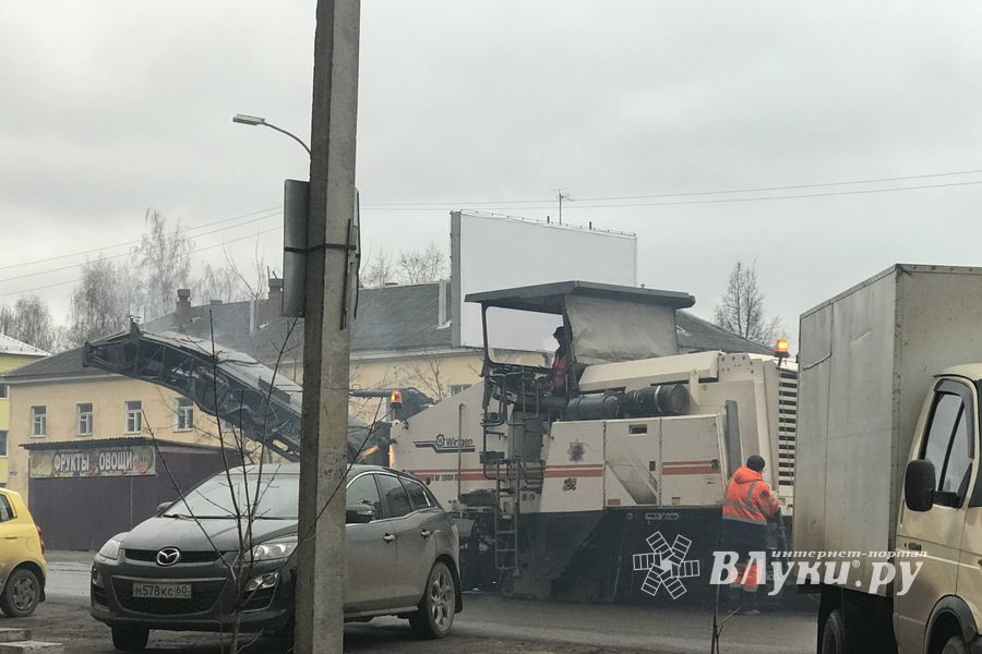Вниманию автомобилистов - на улице Холмской снимают асфальт (ФОТО)