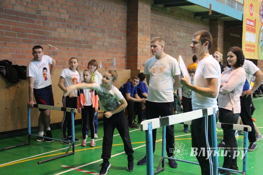 В Великих Луках прошли областные соревнования «Папа, мама, я - спортивная семья» (ФОТО)