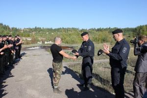 В Псковской области бойцы ОМОН сдавали экзамен на черный берет (фото)