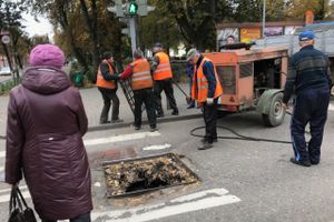 На центральном перекрёстке Великих Лук затруднено движение (ФОТО)