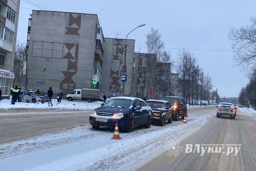 На проспекте Гагарина в Великих Луках столкнулись три автомобиля (ФОТО)