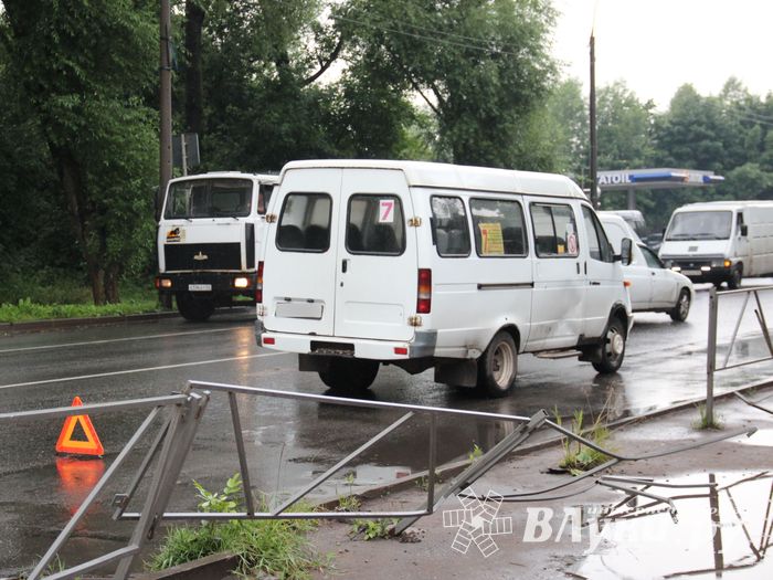 В Великих Луках автомобиль протаранил ограждение и «припарковался» на остановке (ФОТО)