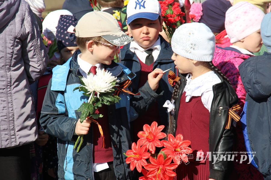Ученики лицея №11 возложили цветы к могилам Братского кладбища (ФОТО)