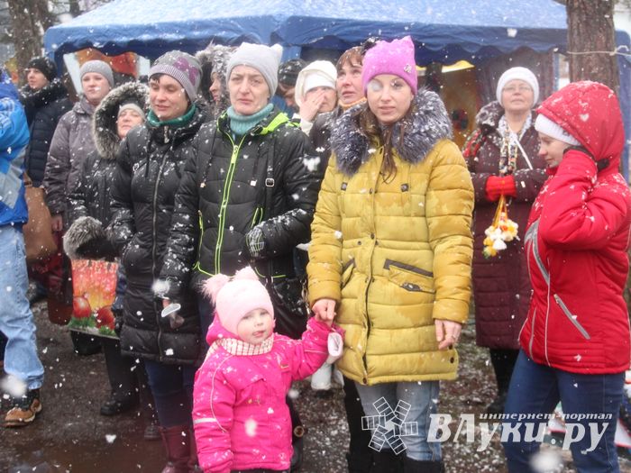 В Великих Луках сожгли Масленицу (фото)