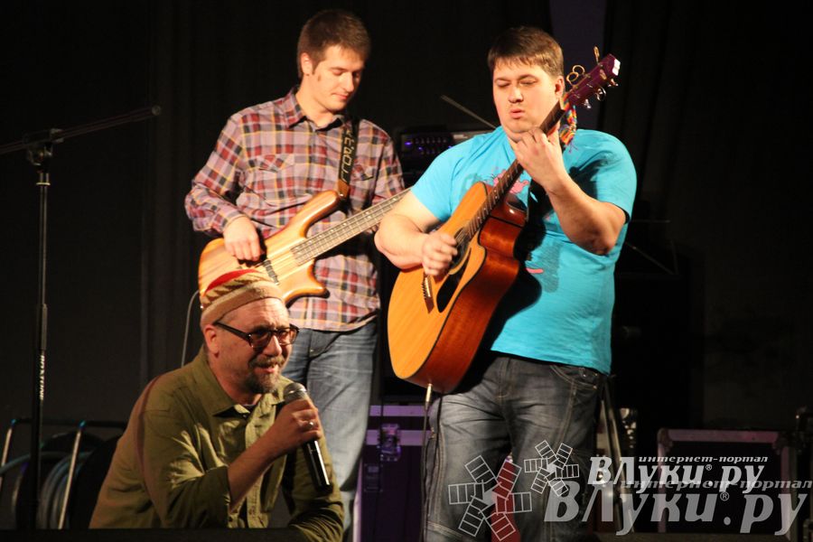 В Великих Луках прошел фестиваль живой музыки «Ставим на аватарках небо» (фото)
