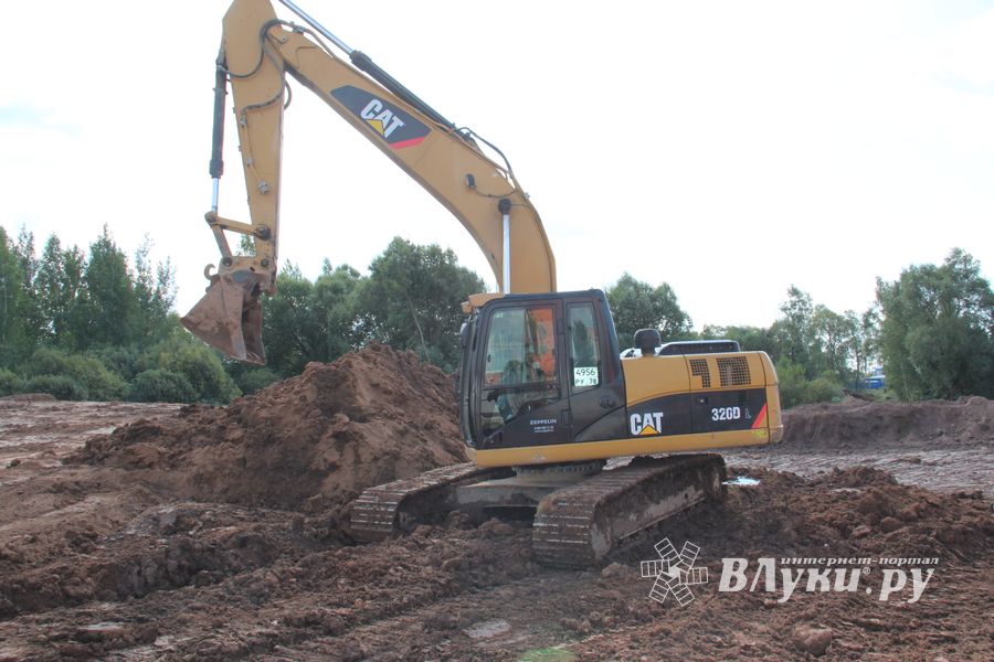  На месте строительства путепровода ведутся работы (фото)