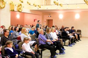 В Великих Луках поздравляют мам (ФОТО)