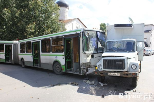 Сегодня в Пскове автобус врезался в грузовик (фото)