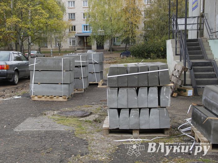 Во дворе дома на ул. Гоголя дорожники взяли в руки клещи (ФОТО)
