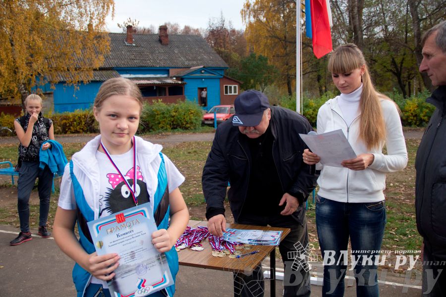 В Великих Луках прошел «Осенний кросс» 