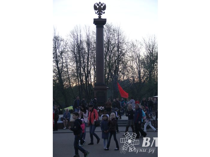 Праздничным концертом и салютом завершились празднования Дня Победы в Великих Луках (фото)