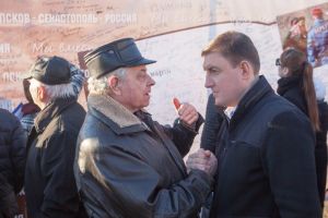 Пять тысяч жителей Пскова приняли участие в митинге по случаю воссоединения России и Крыма (фото)